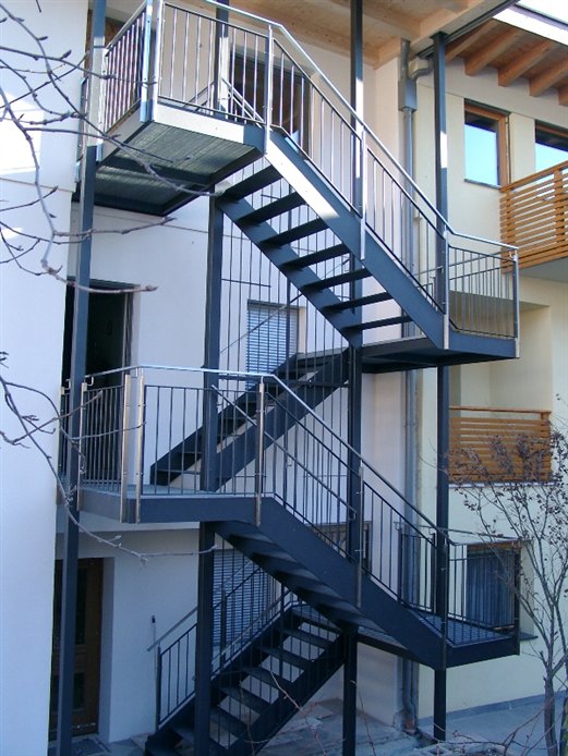 Eingangstreppe pulverbeschichtet,Steher und Handläufe Edelstahl externer Zugang (Montage Feb.2015)