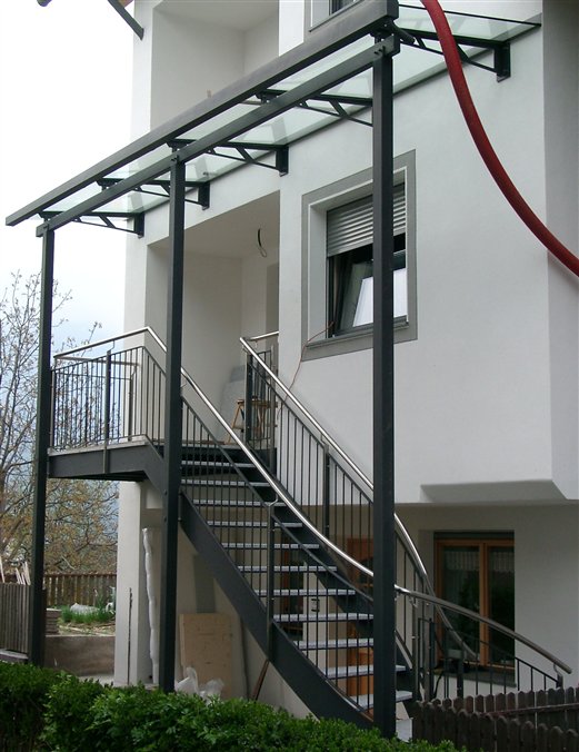 Außenstiege mit Glasüberdachung Stufen und Podest mit Granitsteinplatten
