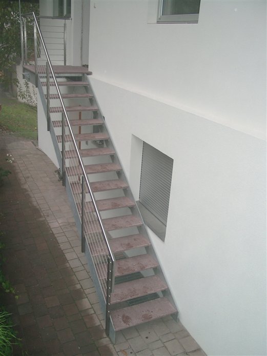 Außenstiege verzinkt mit Geländer und Porphyrsteinstufen