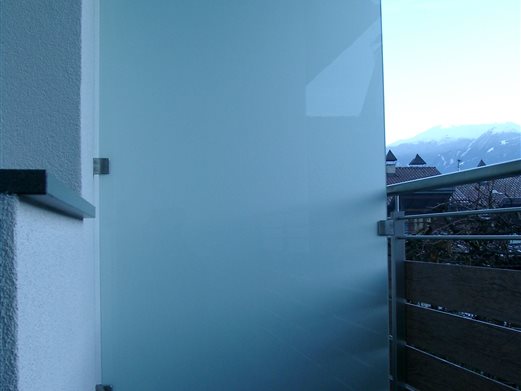 Balkon-Trennwand mit Glasklemmhalter-Inox befestigt